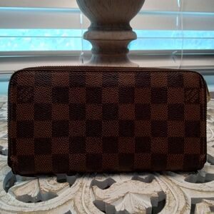 Sale ~ Louis Vuitton Damier Zippy Wallet - 100% Authentic